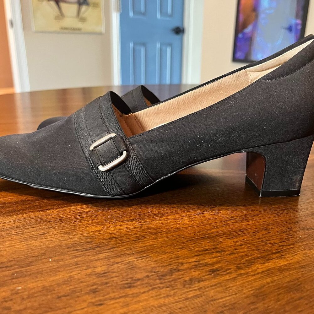Women's Trotters Betsy Black Slip-On Pumps 1 1/2" Block Heel Size 9.5